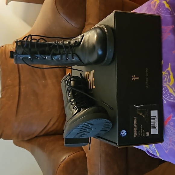 Frye Veronica Combat Boots Like New! 215.00 Reduced $175 Reduced $165 Firm! - Picture 3 of 5